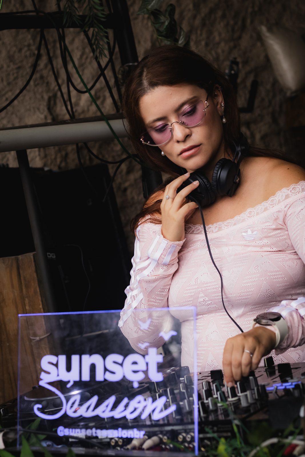 Ga.bih tocando na Sunset Session, com os fones na mão